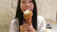 Lupa makan secara cantik, begitu kata Jisun yang lupa diri saat cicip gelato di Jogja. Banyak netizen memuji kecantikan Jisun sekaligus selera makannya. Foto: Instagram harijisun