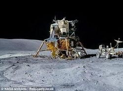 Potret Bersejarah Para Astronot Injak Permukaan Bulan