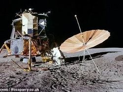 Potret Bersejarah Para Astronot Injak Permukaan Bulan