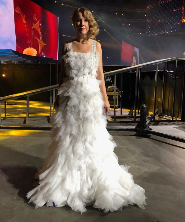 Ksenia tampil super mewah dengan gaun putih. Penampilannya seperti pengantin, padahal dalam rangka menghadiri sebuah acara. Foto: dok. Instagram