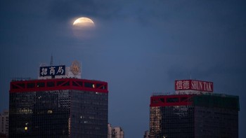 Bulan di Hong Kong tampak spektakuler, seperti juga bisa diliha di negara-negara lain. Foto: Getty Images