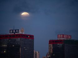 Antusiasme Warga Dunia Sambut Gerhana Bulan Terlama