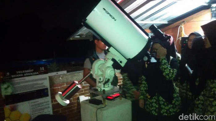 Tak ada yang ingin melewatkan menyaksikan keindahan gerhana bulan total terlama abad ini. Warga di Lembang pun antusias ingin melihat gerhana bulan itu.