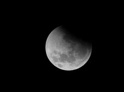 Antusiasme Warga Dunia Sambut Gerhana Bulan Terlama