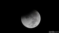 Bulan perlahan akan tertutup sedikit demi sedikit.