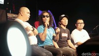 Ya Syahrini bukan penyanyi baru ya, pasti punya trik atau punya akal gimana caranya kok bisa create something dengan harga segitu. Syahrinilah ya, ya lu tahu sendiri kan, beber Bimbim. Foto: Slank (Ismail/detikHOT)