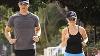 Tak pernah melewatkan jogging tiap pagi adalah resep bugar Reese Witherspoon dan suaminya, Jim Toth. Seperti pepatah Couples who work out together, stay together - Pasangan yang olahraga bareng tetap langgeng. (Foto: Instagram/reesewitherspoon)