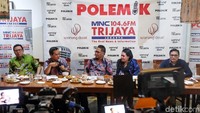 Para tokoh yang hadir menjadi pembicara dalam diskusi tersebut. Beberapa tokoh yang hadir diantaranya Wasekjen Partai Demokrat Didi Irawadi, analis komunikasi politik UIN Jakarta Gun Gun Heryanto, moderator Margi Syarif, Wasekjen PAN Rosaline Rumaseuw, dan Direktur Pencapresan PKS, Suhud Aliyudin.
