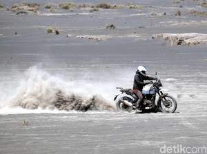 Tips Menaklukkan Lautan Berpasir Bromo Pakai Motor
