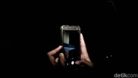Meskipun dengan alat seadanya, mereka tetap antusias mengambil fenomena alam langka gerhana bulan ini dengan smartphone yang mereka punya.