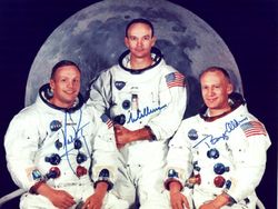 Potret Bersejarah Para Astronot Injak Permukaan Bulan