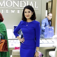 Dian Sastrowardoyo menunjukkan batang hidungnya di acara pembukaan butik terbaru Miss Mondial di Plaza Indonesia, Jakarta Pusat, Jumat (27/7/2018). Di acara tersebut, ia juga diperkenalkan sebagai brand ambassador merek perhiasan lokal tersebut.  Foto: Foto: Mohammad Abduh/Wolipop