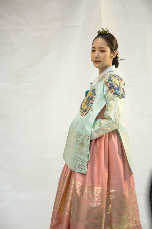 Pada 2017, Park Min Young memerankan seorang ratu dalam serial produksi KBS2, Queen For Seven Days. Foto: ist.