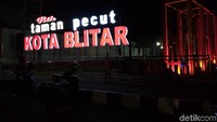 Taman Pecut menjadi pusat keramaian warga Kota Blitar saat akhir pekan. Apalagi sekarang ada atraksi air mancur menari yang keren. (Erliana/detikTravel)