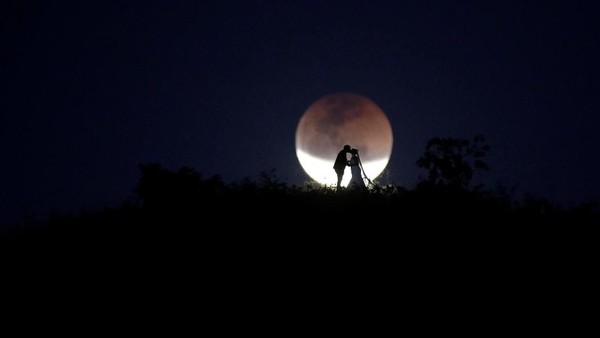Foto Pranikah Pasangan Brasil Ini Berlatar Gerhana Bulan Total