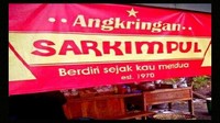 Dikhianati ternyata bikin pedagang yang ini jadi bersemangat usaha. Angkringan ini berdiri sejak kau mendua, jadi jangan kembali kalau aku sudah sukses. Mungkin begitu pesan lanjutannya. Foto: Istimewa
