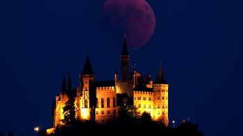 Pemandangan spektakuler Bulan jelang Herhana di kastil Hojenzollem, Jerman. Foto: Getty Images