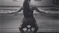 Barre workout atau pure barre adalah olahraga yang memadukan gerakan balet dengan yoga atau pilates, menggunakan bar yang digunakan para pebalet. (Foto: Instagram/nikkibella)