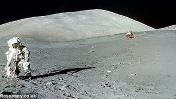 Tampak bendera Amerika Serikat dan peralatan astronot di permukaan bulan. Foto: NASA