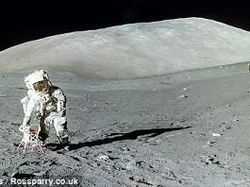 Potret Bersejarah Para Astronot Injak Permukaan Bulan