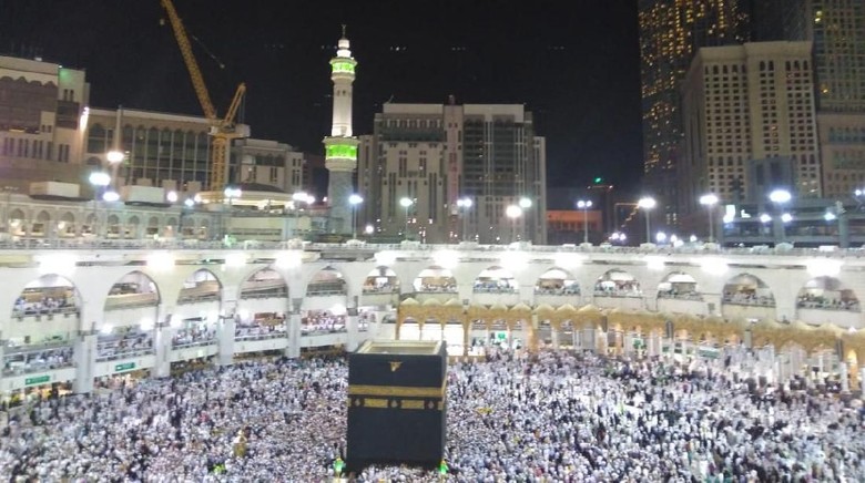 Salat Khusuf di Bawah Gerhana Bulan Total di Langit Mekah Salat Khusuf di Bawah Gerhana Bulan Total di Langit Mekah