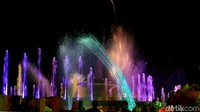 Air mancur menari yang keren ini, hanya bisa traveler jumpai setiap akhir pekan. Yakni, setiap Sabtu pukul 19.30 - 21.00 WIB. (Erliana/detikTravel)
