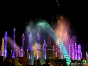 Keren! Blitar Punya Air Mancur Menari