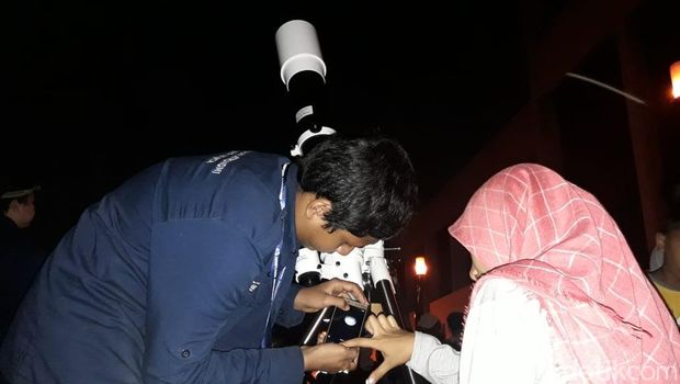 Muda-mudi Padati TIM untuk Saksikan Gerhana Bulan