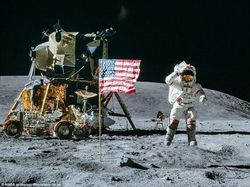 Potret Bersejarah Para Astronot Injak Permukaan Bulan