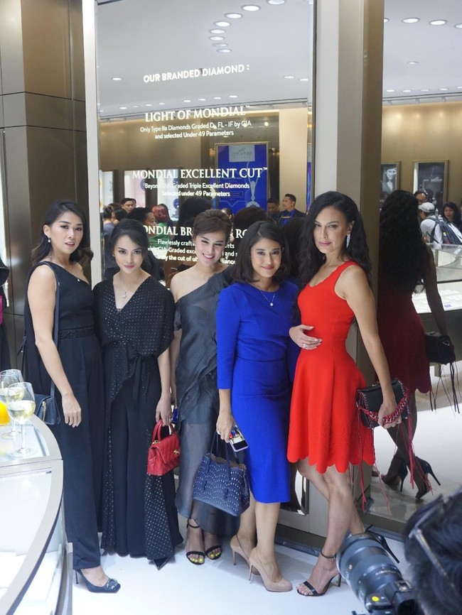 Turut menyempurnakan gaya ibu dari Eva Celia ini,  handbag Fendi beraksen temali dan sandal heels minimalis yang simpel. Gayanya pun nggak kalah memukau dari para bintang yang usianya jauh lebih muda.  Foto: Foto: Daniel Ngantung/Wolipop