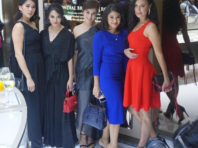 Selain Sophia, turut hadir aktris Dian Sastrowardoyo yang di acara itu diperkenalkan sebagai brand ambassador terbaru Miss Mondial dan Mondial. Dian tampil smart chic dengan sheath dress biru yang sederhana.  Foto: Foto: Daniel Ngantung/Wolipop