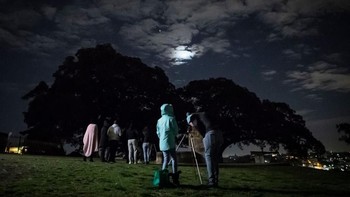 Ramai berburu pemandangan indah gerhana  Bulan di Sydney, Australia. Foto: Getty Images