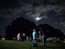 Antusiasme Warga Dunia Sambut Gerhana Bulan Terlama