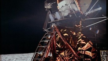Pada Juili 1969, awak Apollo 11 menjadi manusia pertama yang menginjakkan kakinya di bulan, yaitu astronot Neil Armstrong. Foto: NASA