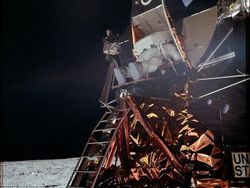 Potret Bersejarah Para Astronot Injak Permukaan Bulan