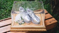 Sepatu Stella McCartney silver ini juga jadi salah satu bukti cinta Randi untuk Tasya di hari bahagia mereka. Hmmm, siapa yang mau dapat seserahan seperti Tasya juga? Foto: Instagram Seserahan_ID