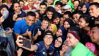 Sri Mulyani juga menyempatkan diri selfie bareng pegawai Kementerian Keuangan.Foto: Dok. Instagram Sri Mulyani Indrawati @smindrawati