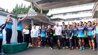 Sri Mulyani mengangkat bendera kotak-kotak yang menandakan gelaran Fun Run Kementerian Keuangan dimulai.Foto: Dok. Instagram Sri Mulyani Indrawati @smindrawati