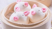 Bakpao bentuk anak babi ini sungguh lucu karena telinga dan moncongnya diberi warna pink. Empuk lembut teksturnya. Foto: Istimewa