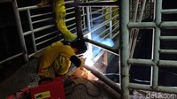 Foto: JPO ini diperbaiki oleh petugas dari Dinas Bina Marga DKI, Jumat (27/7) malam. (Istimewa)