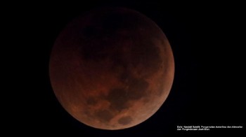 Bulan mulai menampakkan wujud kemerahan. Ini menunjukkan proses gerhana bulan total sedang terjadi. Foto: Dok. LAPAN