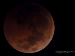 Potret Gerhana Bulan Total yang Pukau Indonesia