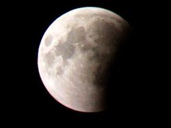 Potret Gerhana Bulan Total yang Pukau Indonesia