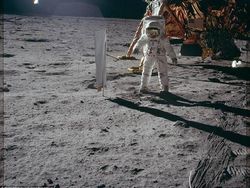 Potret Bersejarah Para Astronot Injak Permukaan Bulan