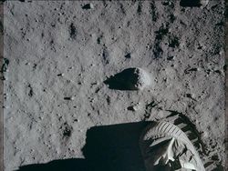 Potret Bersejarah Para Astronot Injak Permukaan Bulan