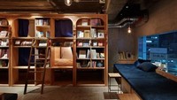 Surga bagi para pecinta buku yang sedang berwisata di kota Tokyo, Jepang. Hotel Book and Bed memberikan layanan layaknya hotel berbintang dengan biaya menginap ramah di kantong. Para wisatawan yang menginap di hotel ini tak hanya dapat beristirahat dengan nyaman di kamar-kamar kapsul yang telah disediakan, namun juga dapat membaca beragam buku yang tersusun apik di tempat membaca yang telah disediakan atau di area berkumpul bersama. Istimewa/Pinterest.
