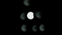 Bulan dilihat melalui dua lapisan kaca berlapis ganda pada saat-saat terakhir gerhana bulan di atas Kappara, Malta 27 Juli 2018. REUTERS / Darrin Zammit Lupi