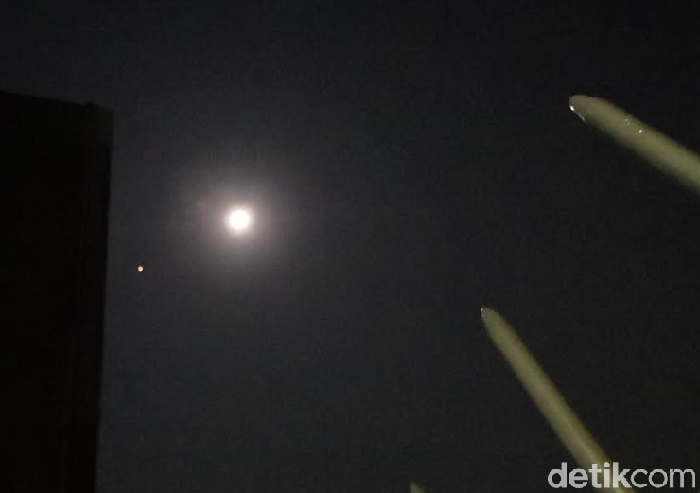 Penampakan jelas Mars di samping bulan. Foto: istimewa