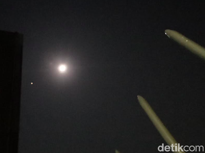 Netizen Takjub Lihat Mars di Samping Bulan Purnama