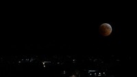 Bulan terlihat saat gerhana bulan di atas Idlib, Suriah 27 Juli 2018. REUTERS / Jamal Saidi